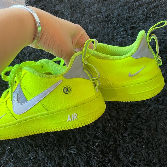 NIKE Air Force 1 Low LV8 Utility GS 'Volt' - Picture 6 of 14